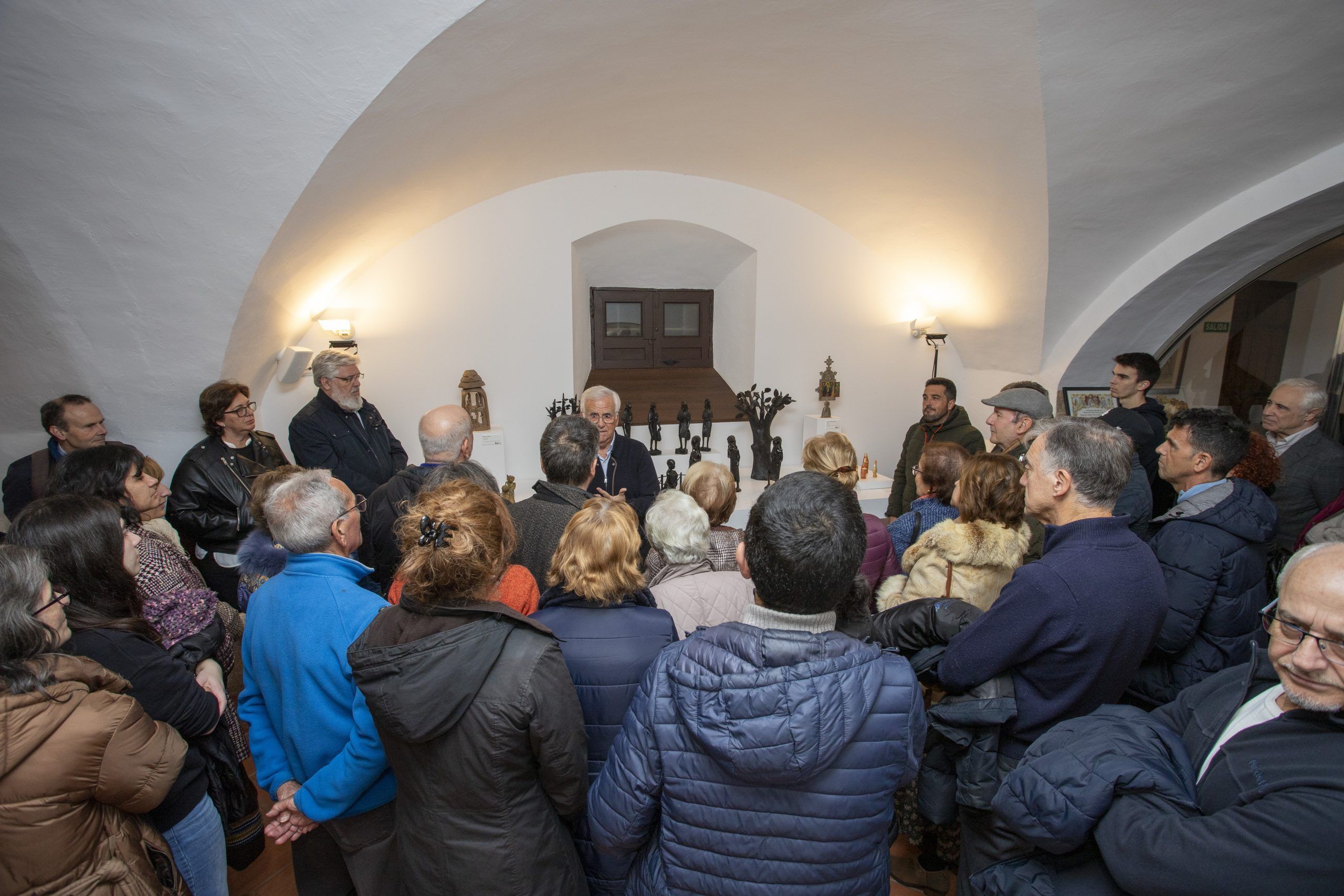 visita-guiada-de-don-antonio-basanta-a-la-exposicion-«una-luz-en-el-portal»