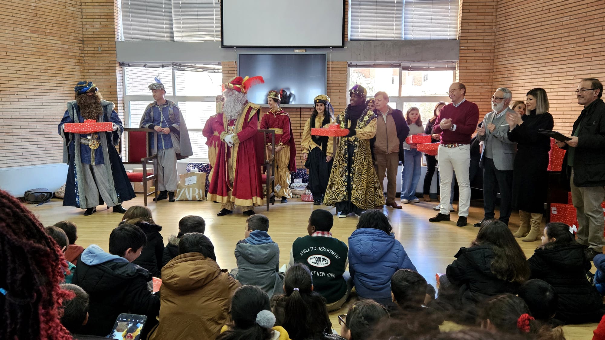 150-ninos-y-ninas-cacerenos-reciben-regalos-de-manos-de-ss-mm-los-reyes-magos-a-traves-del-imas
