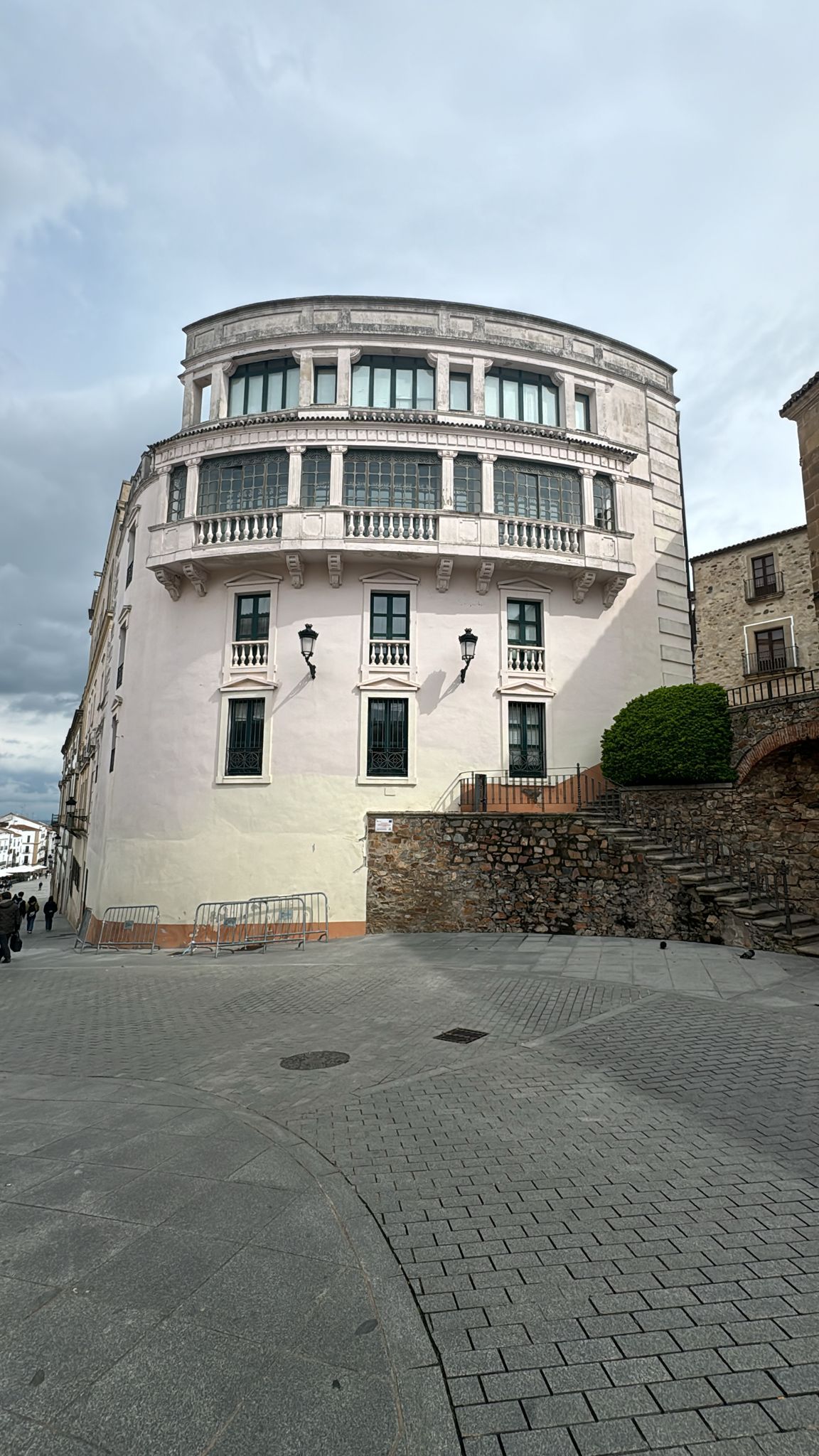 el-ayuntamiento-de-caceres-reparara-la-fachada-principal-del-edificio-publio-hurtado