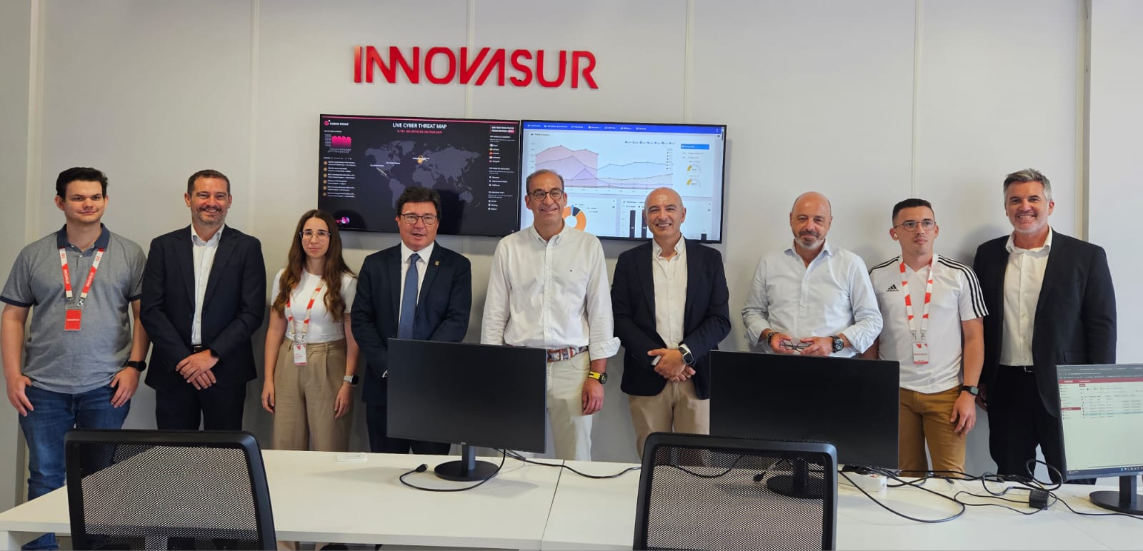 el-alcalde-de-caceres-visita-la-empresa-innovasur,-recientemente-implantada-en-el-garaje-2.0