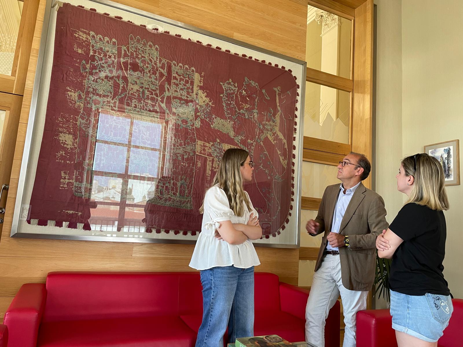 el-ayuntamiento-cede-al-museo-de-caceres-el-pendon-de-san-jorge-para-su-exposicion-al-pubico