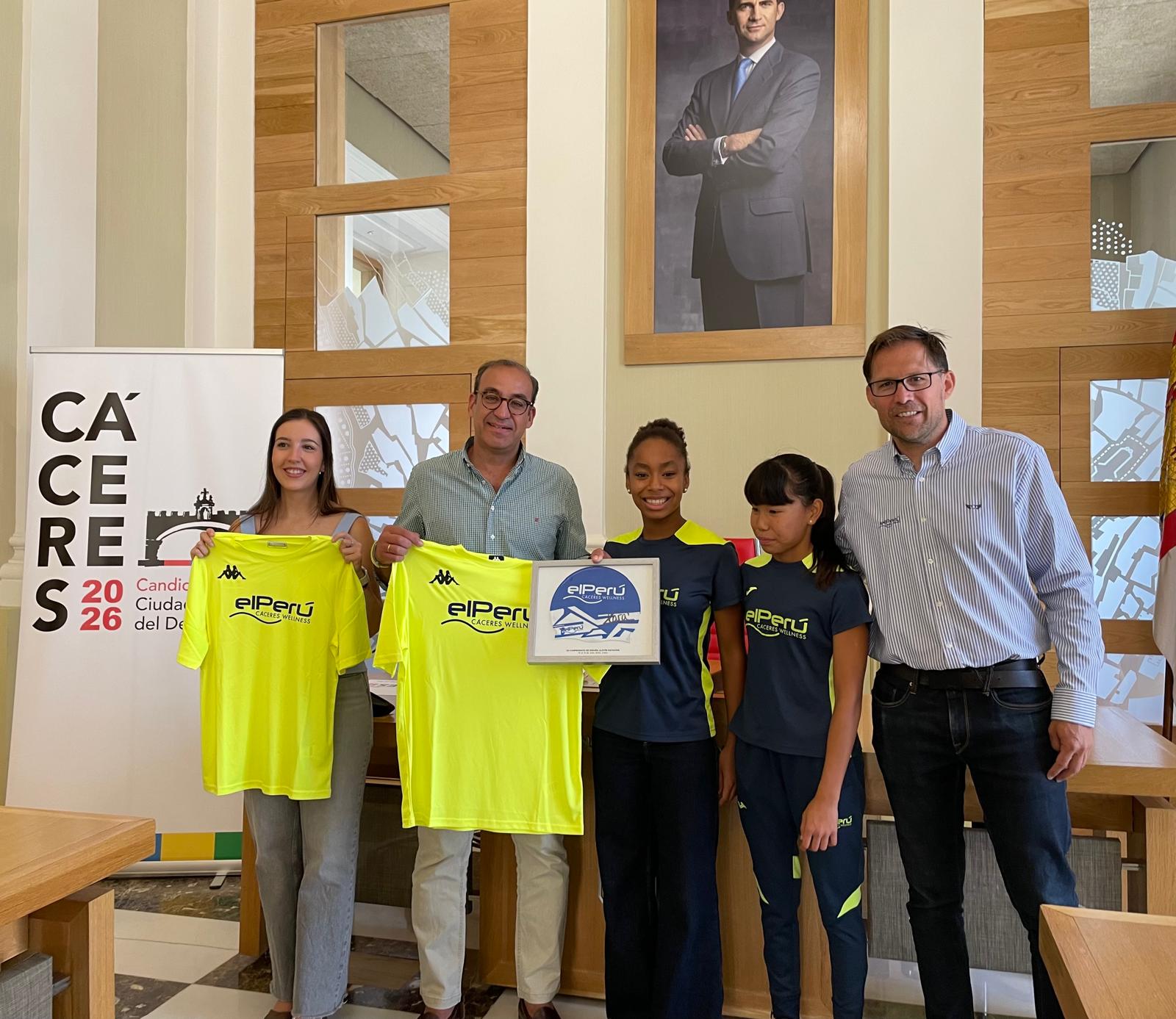rafa-mateos-recibe-a-lara-amarilla,-ganadora-de-tres-medallas-en-el-campeonato-de-espana-alevin-de-natacion