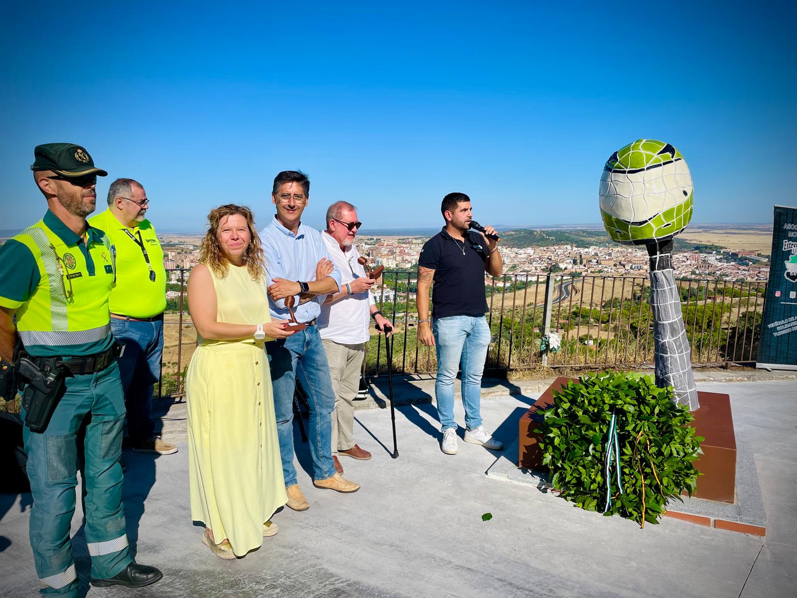 el-ayuntamiento-de-caceres-inaugura-la-escultura-en-homenaje-al-motero-ausente-en-el-mirador-de-la-montana