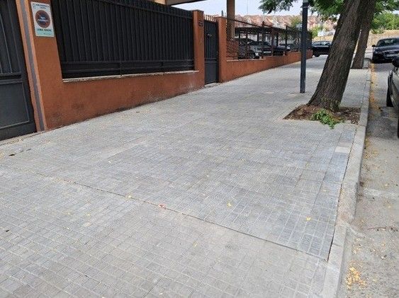 el-ayuntamiento-de-caceres-mejora-la-accesibilidad-en-el-barrio-de-los-castellanos-e-inicia-trabajos-de-reposicion-de-baldosas-y-alcorques-en-el-paseo-de-canovas