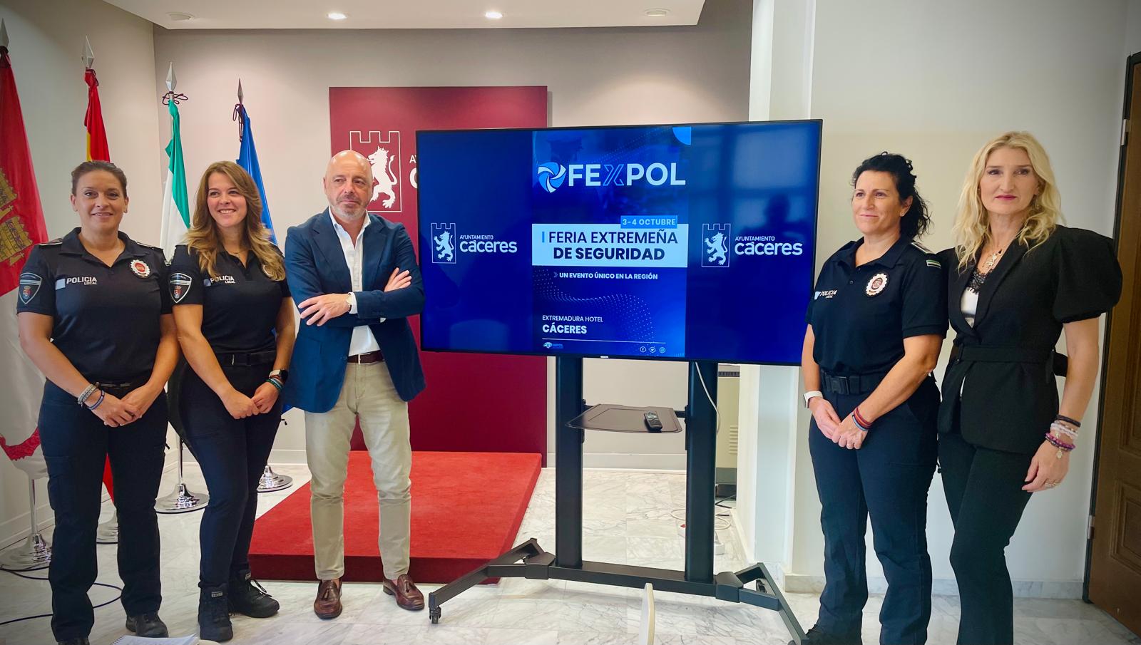 caceres-acoge-la-i-feria-extremena-de-seguridad-organizada-por-la-asociacion-de-mujeres-extremenas-policias-locales