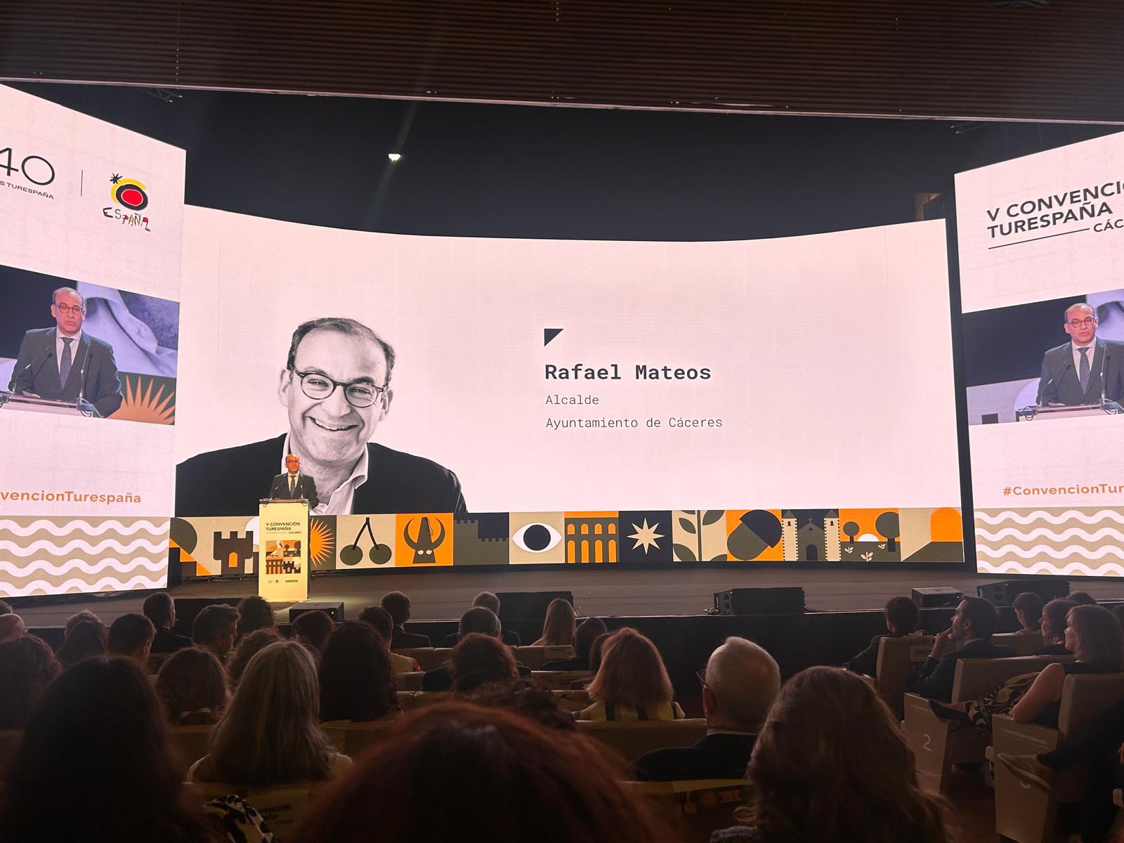 rafa-mateos-invita-a-apoyar-la-candidatura-de-‘caceres-ciudad-europea-de-la-cultura-2031’-en-su-discurso-de-apertura-en-la-v-convencion-de-turespana