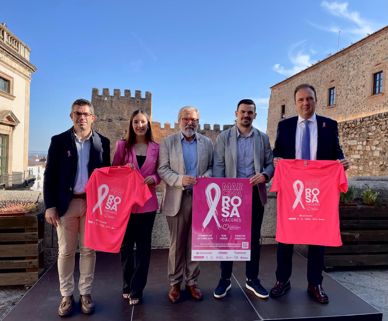 caceres-volvera-a-tenirse-de-rosa-para-recaudar-fondos-para-la-asociacion-contra-el-cancer-de-mama