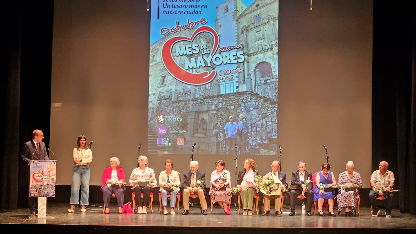 el-ayuntamiento-de-caceres-rinde-homenaje-a-las-personas-mayores-en-el-gran-teatro
