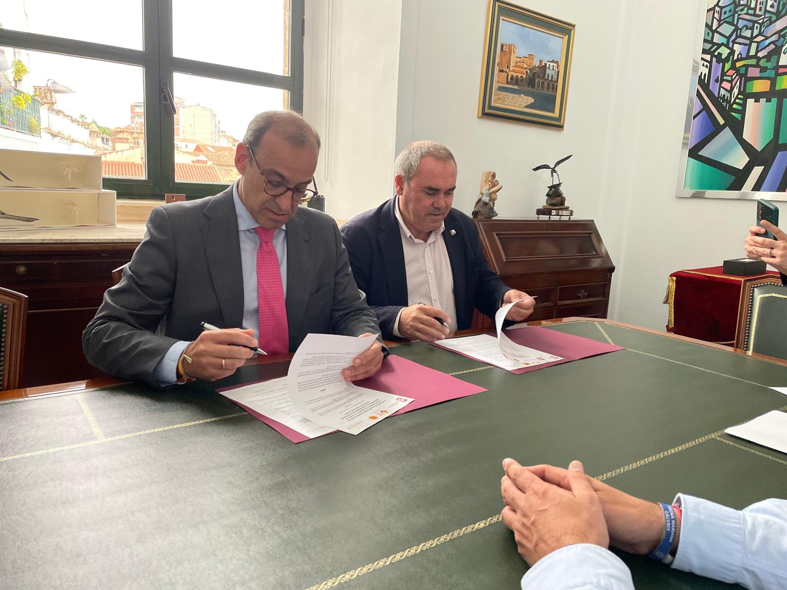 el-ayuntamiento-y-la-dop-torta-del-casar-renuevan-el-convenio-de-colaboracion-para-promocionar-la-ciudad-de-caceres