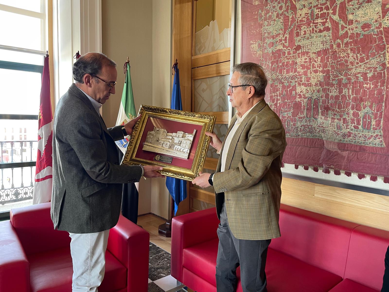 el-ayuntamiento-agradece-a-la-asociacion-musical-cacerena-el-nombramiento-de-socio-de-honor