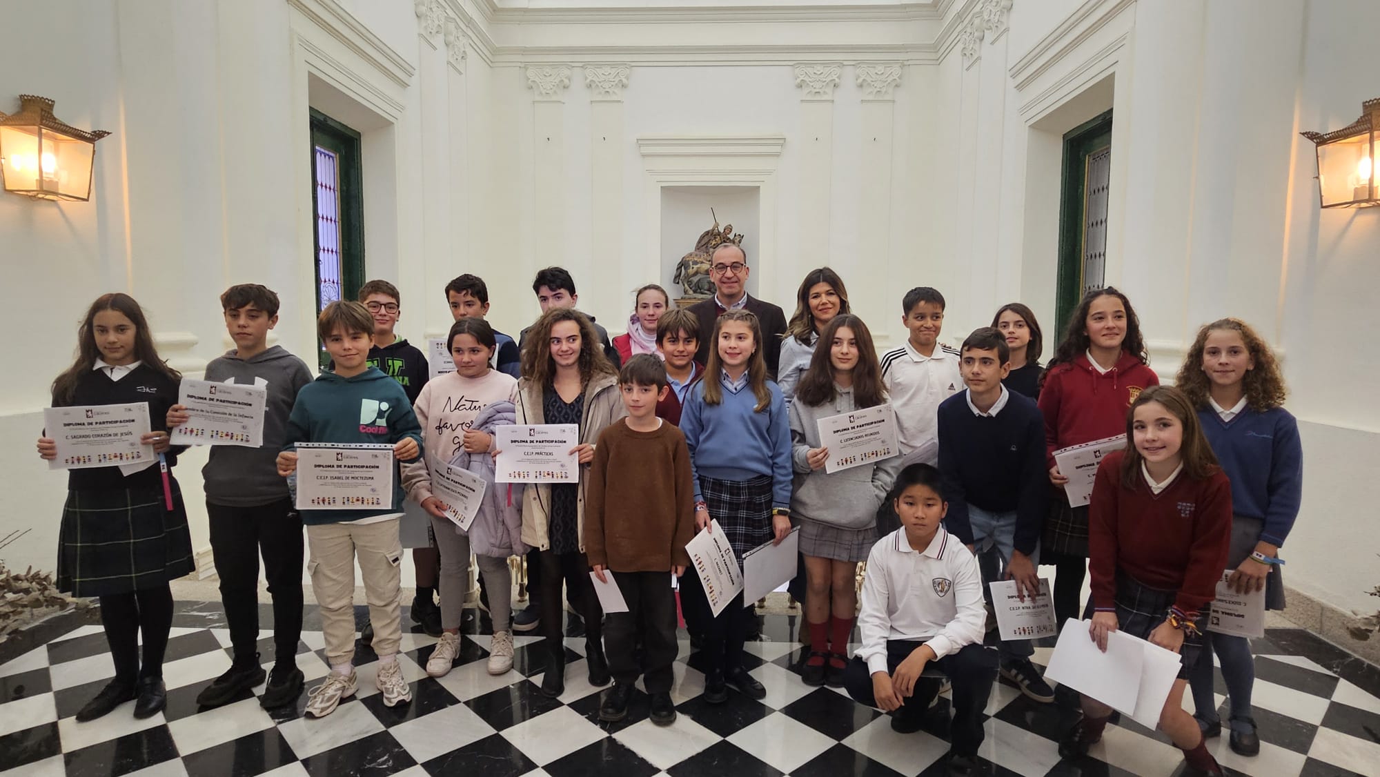 alumnado-de-20-centros-escolares-plantean-sus-inquietudes-y-peticiones-al-alcalde-rafa-mateos-en-el-pleno-de-la-infancia
