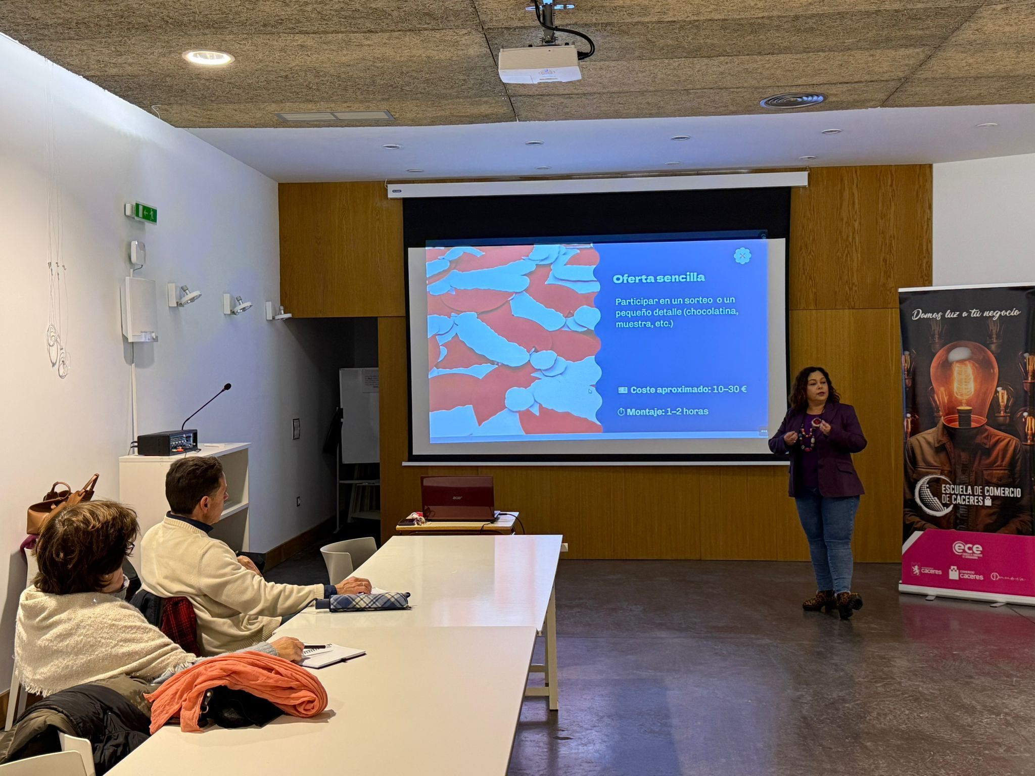 la-escuela-de-comercio-de-caceres-ha-iniciado-este-lunes-su-programa-de-formacion-para-el-comercio-local