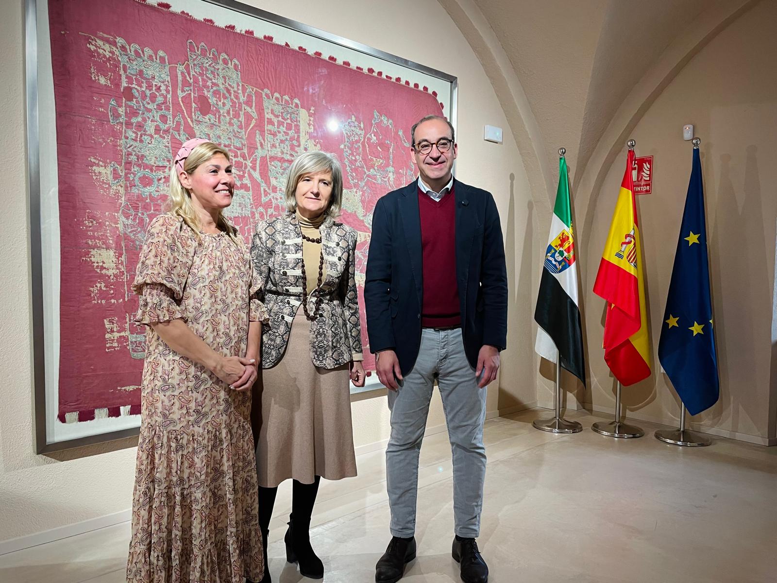 el-pendon-de-san-jorge-ha-sido-trasladado-este-viernes-del-ayuntamiento-al-museo-de-caceres-para-su-exposicion-al-publico