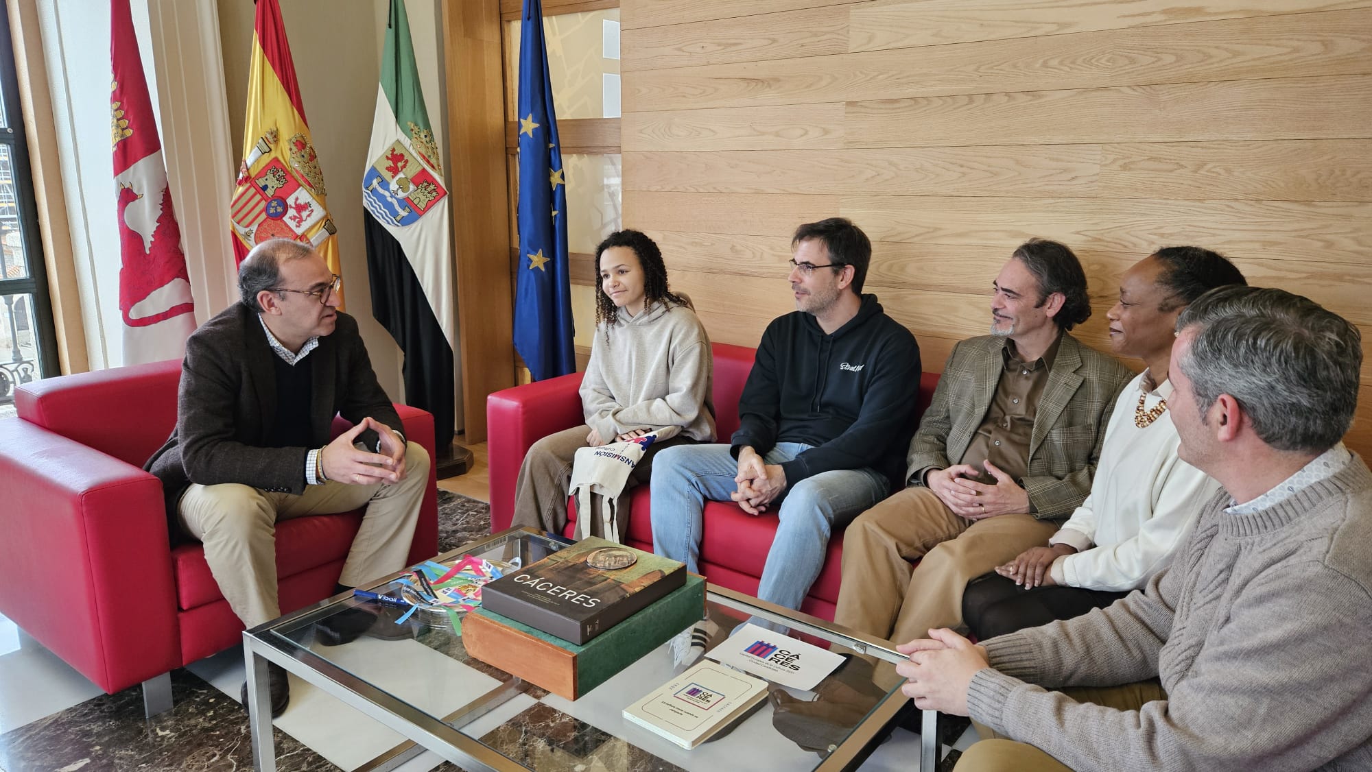 el-alcalde-de-caceres,-rafa-mateos,-recibe-a-johari-barrientos-murray,-alumna-cacerena-que-representara-a-espana-en-el-proyecto-europeo:-“your-europe,-your-say”