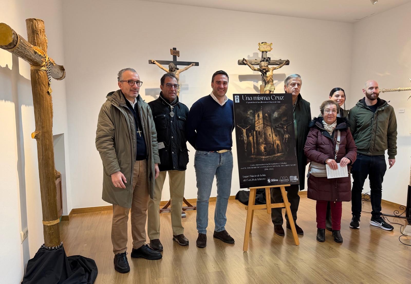 la-cofradia-del-cristo-negro-celebra-su-40-aniversario-con-una-exposicion-unica-que-reune-a-las-17-cruces-guia-de-las-diferentes-cofradias-de-la-ciudad-en-el-palacio-de-la-isla