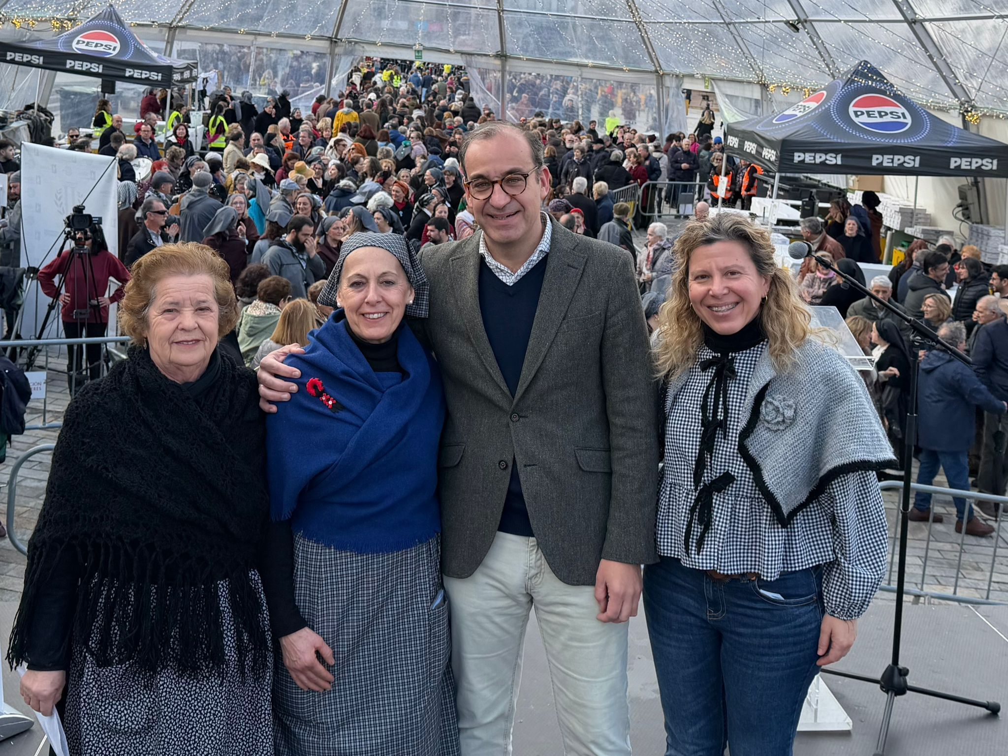caceres-rinde-homenaje-a-las-lavanderas,-en-una-celebracion-que-cada-ano-une-a-ninos-y-mayores