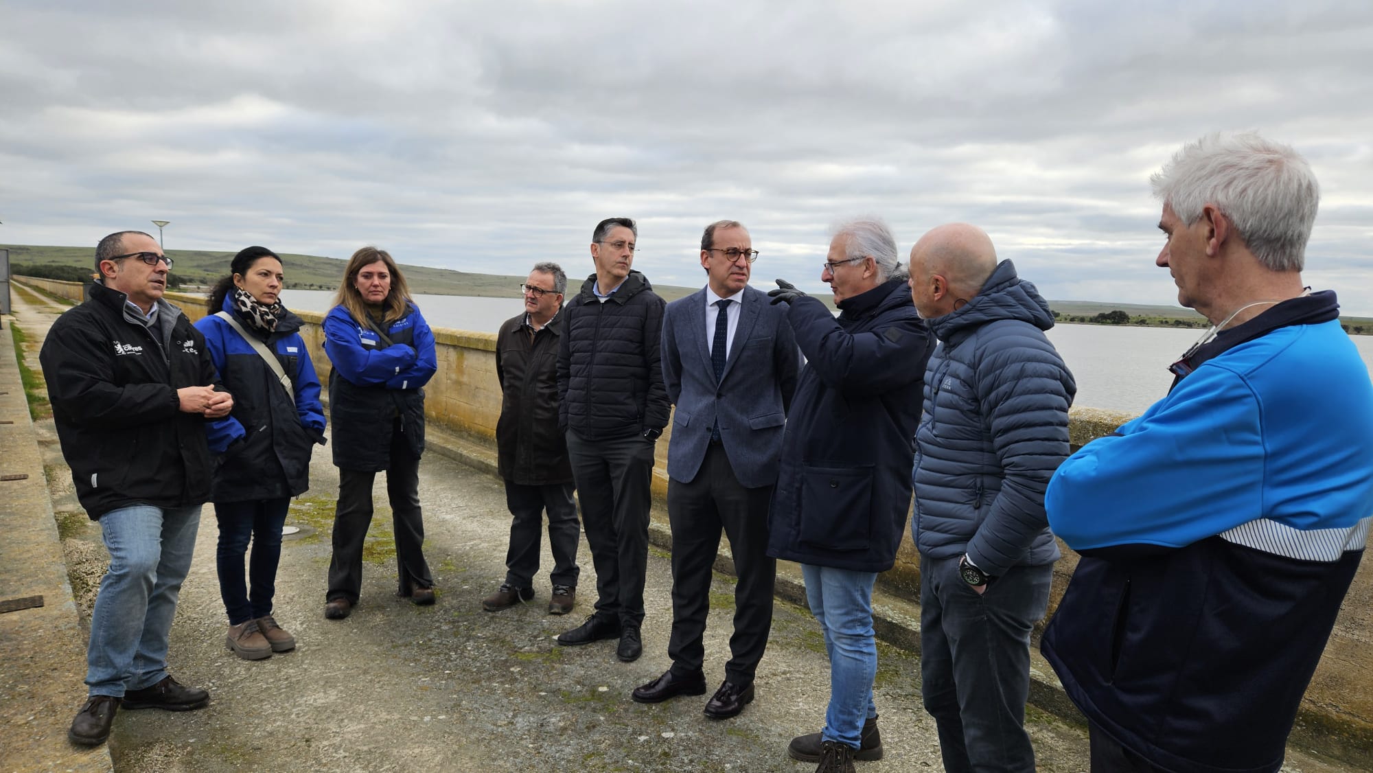 rafa-mateos-visita-las-instalaciones-del-embalse-del-guadiloba-tras-los-ultimos-episodios-de-intensas-lluvias