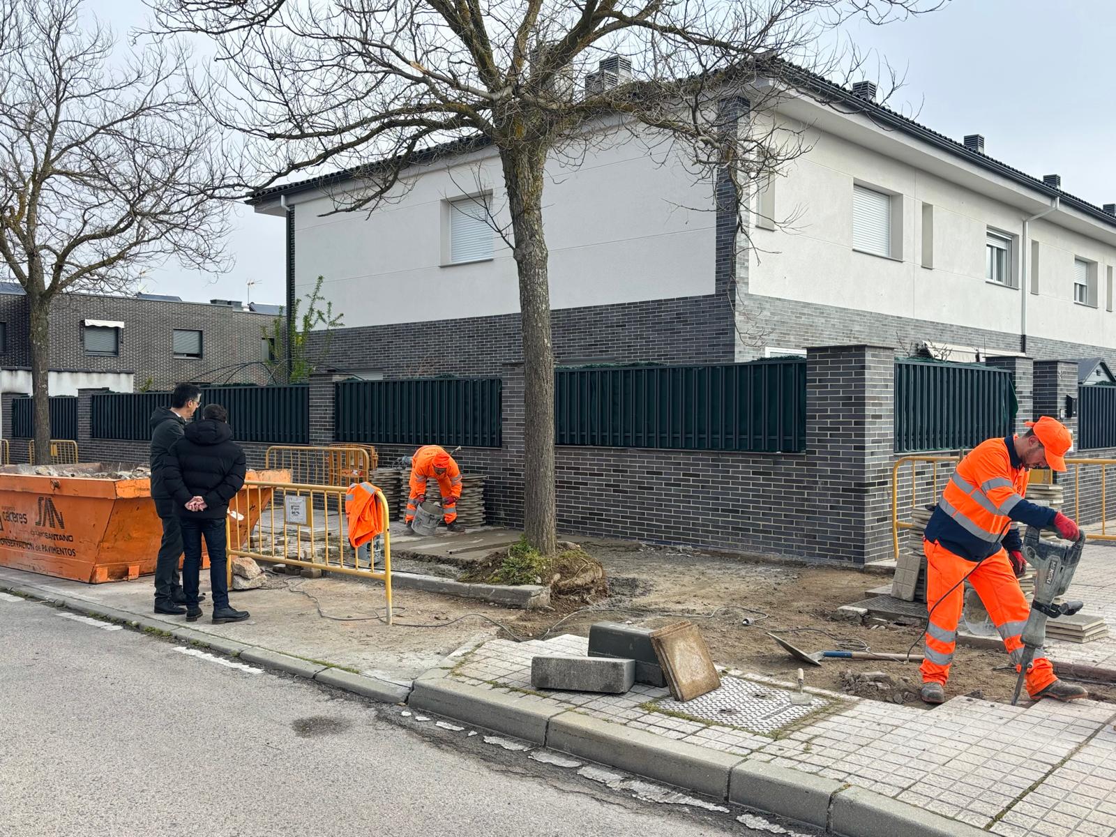 el-ayuntamiento-acomete-la-reparacion-del-acerado-de-la-calle-mozarabe-en-la-barriada-de-casa-plata