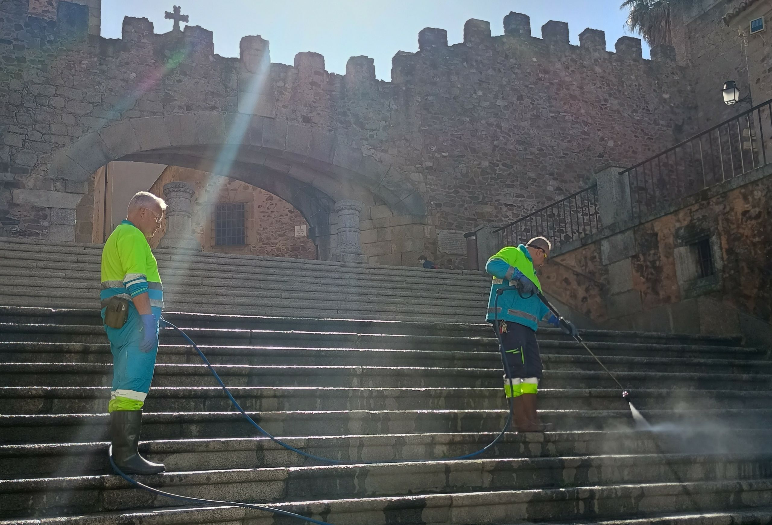 el-ayuntamiento-de-caceres-pone-en-marcha-el-plan-especial-de-limpieza-con-motivo-de-la-semana-santa