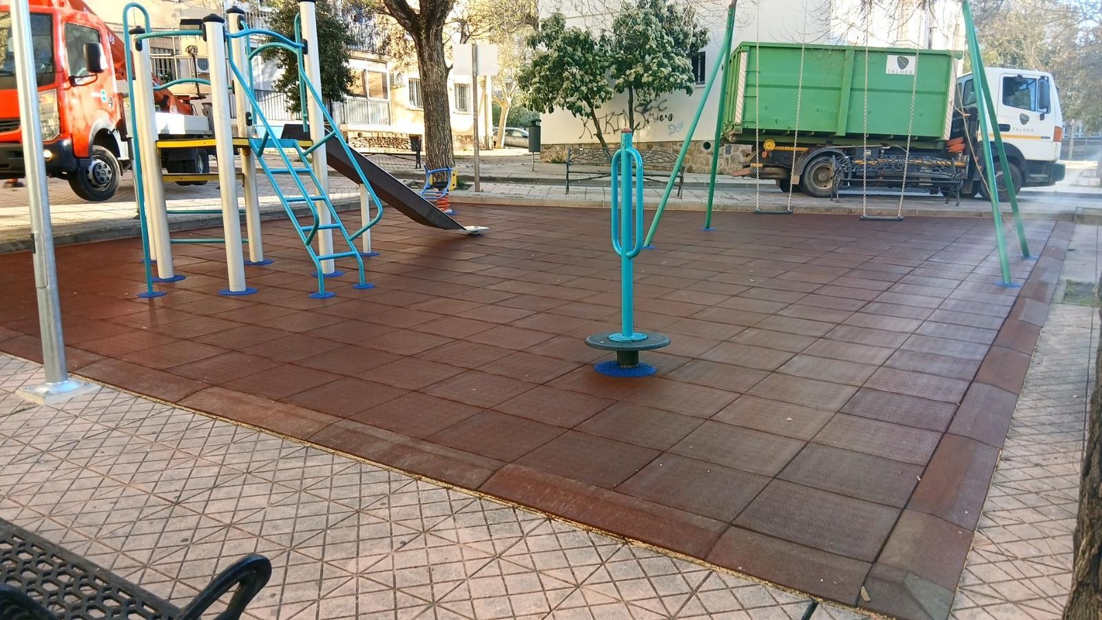 el-ayuntamiento-de-caceres-renueva-el-parque-infantil-angelita-capdevielle