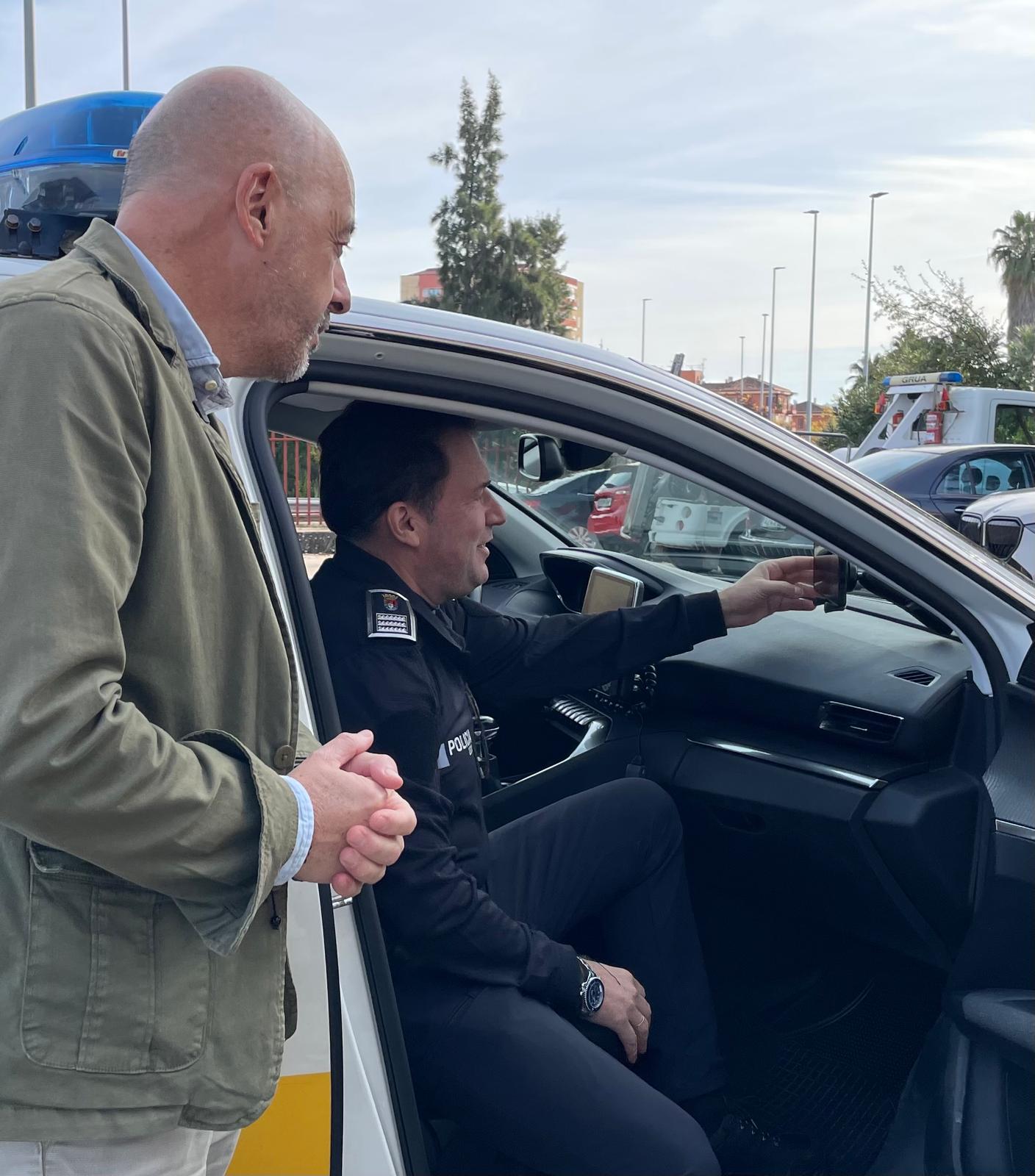 la-rapida-actuacion-de-la-policia-local-evita-consecuencias-graves-tras-el-rescate-de-un-hombre-atrapado-en-la-ronda-sureste