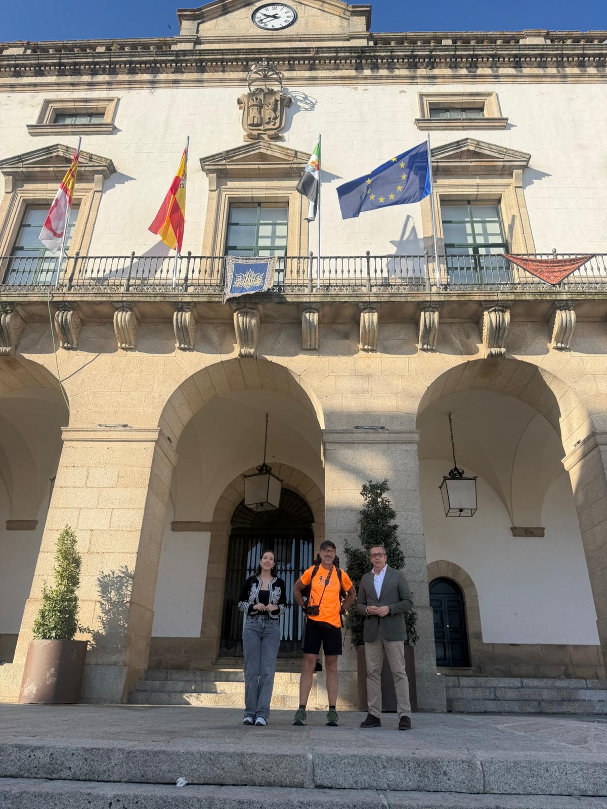 el-ayuntamiento-de-caceres-apoya-al-aventurero-manuel-calderon-en-su-reto-de-recorrer-2.300-kilometros-a-pie-por-extremadura