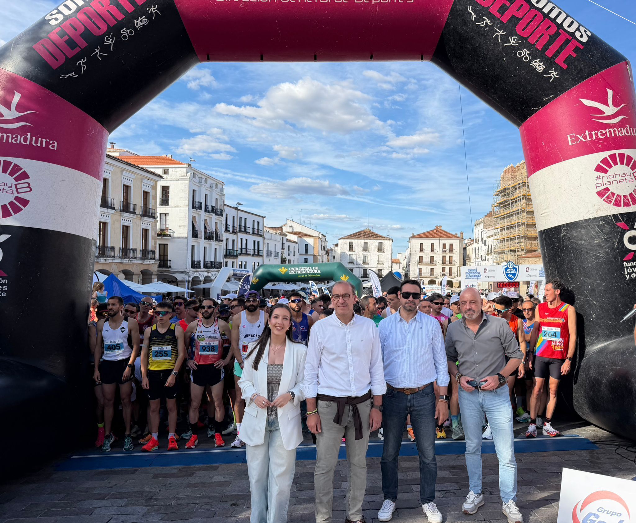exito-absoluto-en-la-xix-media-maraton-caceres-patrimonio-de-la-humanidad-con-1.800-corredores-y-balance-cero-de-incidentes