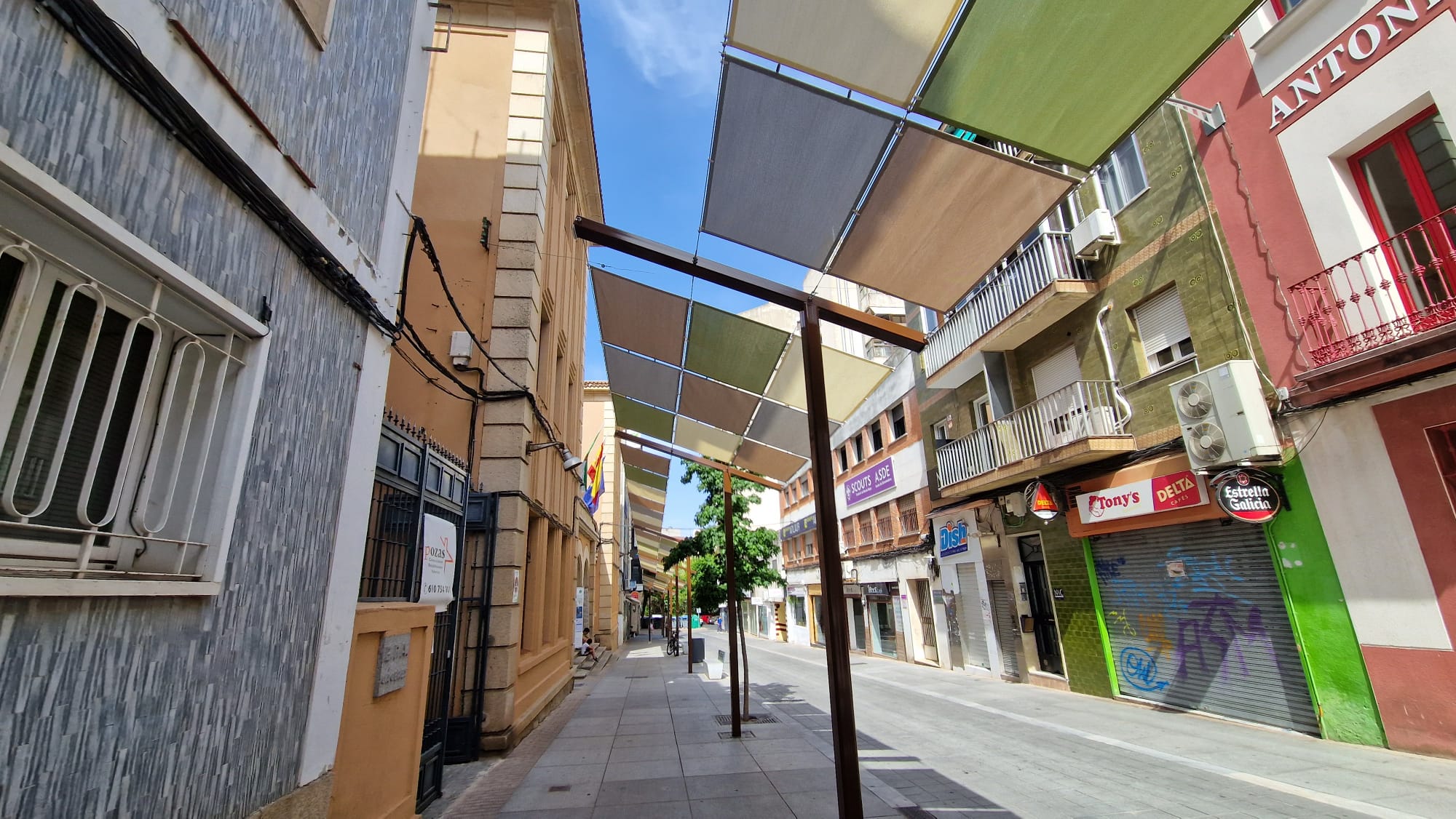 el-ayuntamiento-culmina-la-instalacion-de-toldos-de-sombra-en-gomez-becerra-para-mejorar-el-confort-urbano-y-dinamizar-la-zona-comercial-del-centro-de-la-ciudad