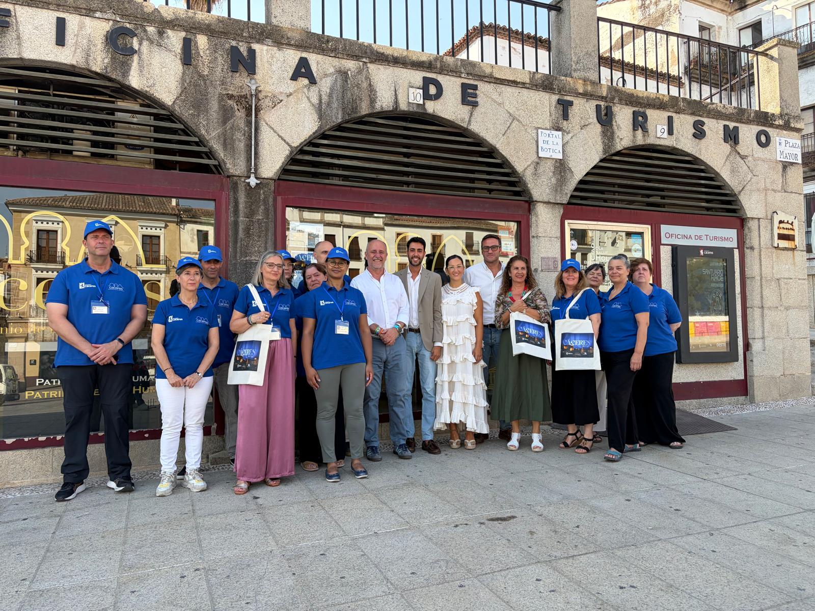 nuevos-uniformes-e-imagen-renovada-para-reforzar-la-promocion-turistica-de-caceres-en-el-40-aniversario-de-su-declaracion-como-ciudad-patrimonio-de-la-humanidad