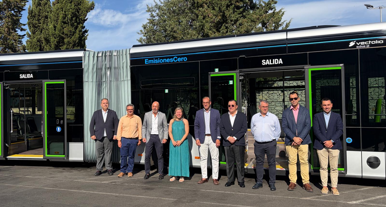 el-ayuntamiento-incorpora-el-primer-autobus-articulado-100%-electrico-al-servicio-de-transporte-urbano-en-caceres