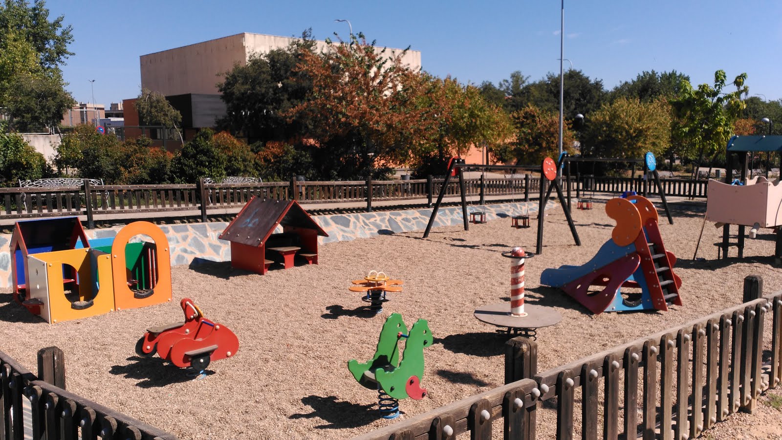 la-mesa-de-contratacion-adjudica-las-obras-para-crear-zonas-de-sombra-en-varios-parques-infantiles-en-la-ciudad