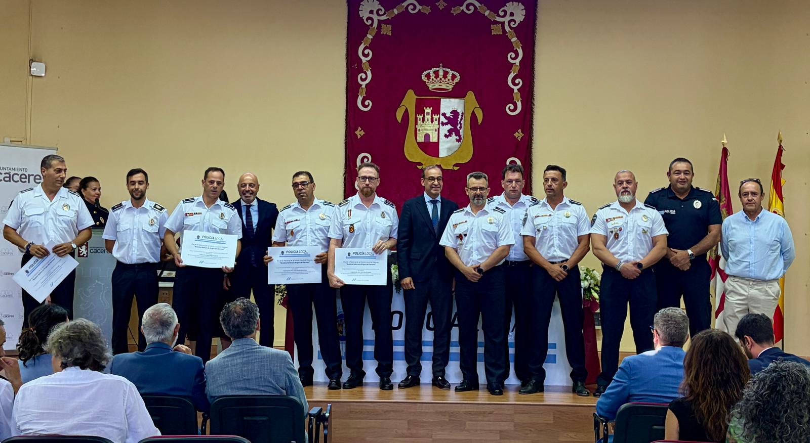 el-ayuntamiento-reconoce-la-profesionalidad-y-dedicacion-de-60-policias-locales-de-caceres-que-participaron-en-18-actuaciones-destacadas-durante-el-ultimo-ano