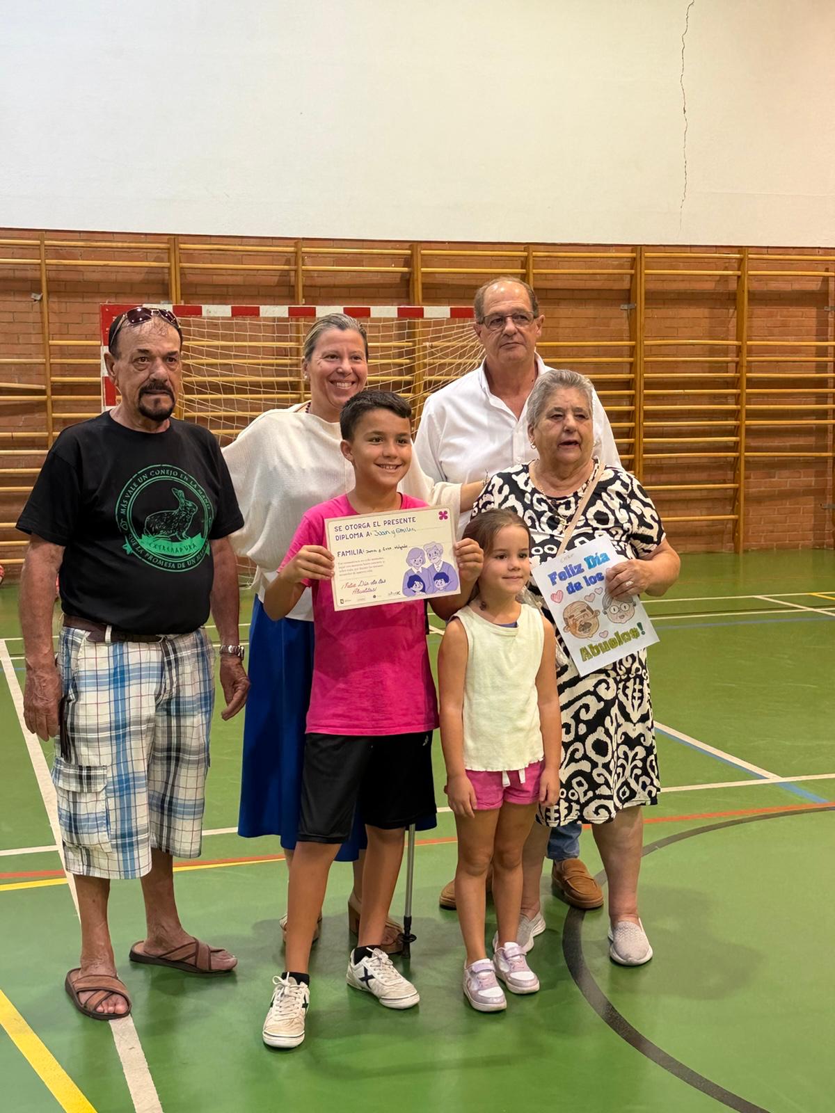 el-ayuntamiento-de-caceres-abre-las-puertas-de-los-campamentos-urbanos-del-imas-a-los-mayores-en-una-jornada-especial-por-el-dia-de-los-abuelos