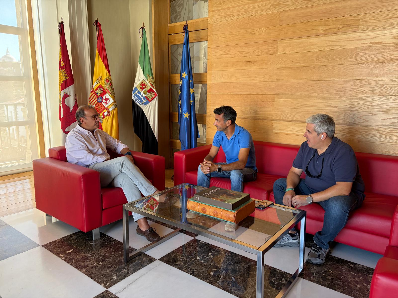 el-alcalde-muestra-su-apoyo-al-cp-cacereno-en-la-construccion-de-la-cubierta-de-la-grada-de-preferencia-del-estadio-principe-felipe