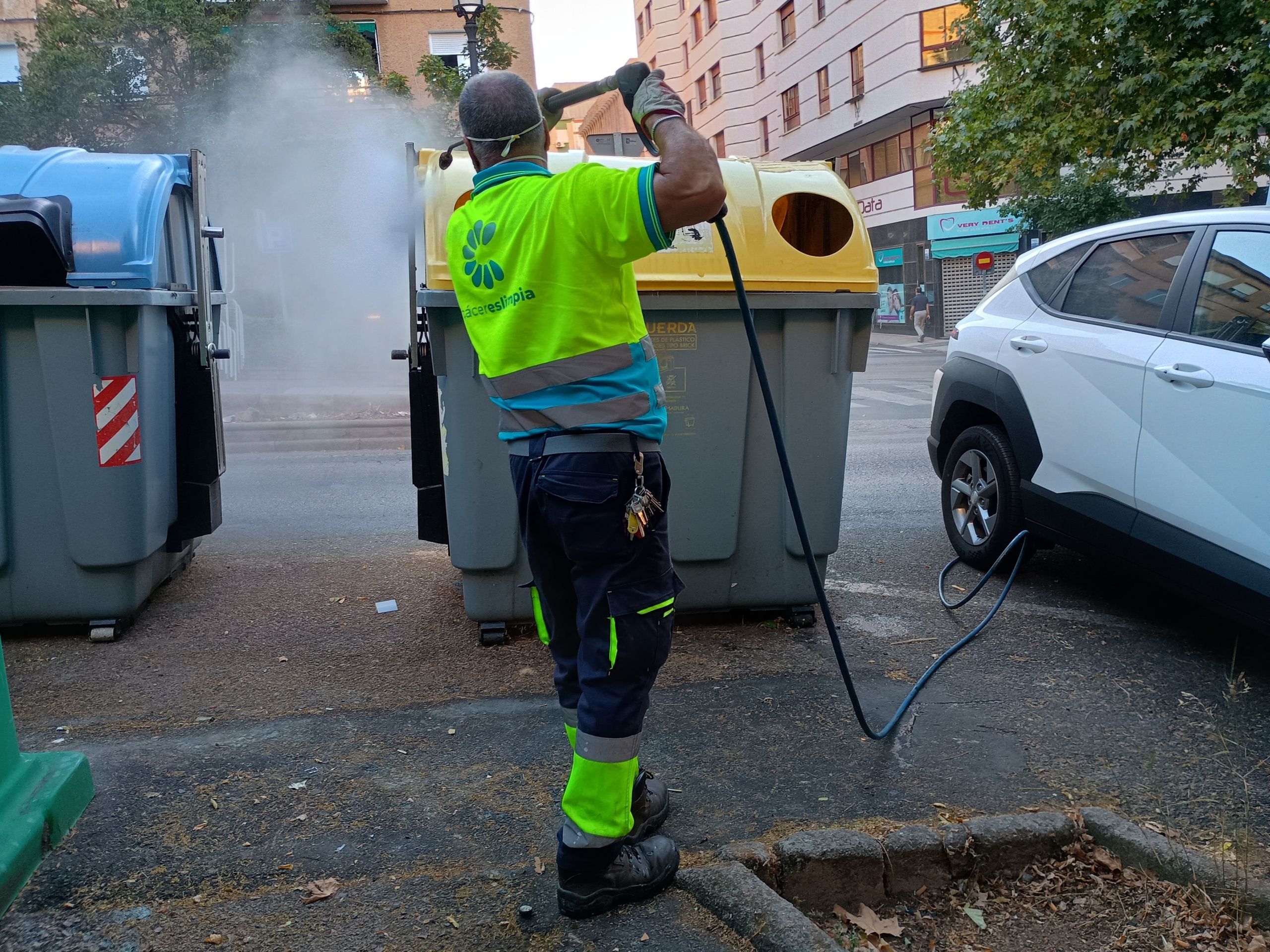 el-ayuntamiento-intensifica-las-actuaciones-de-limpieza-y-mantenimiento-del-mobiliario-urbano-en-distintos-puntos-de-la-ciudad