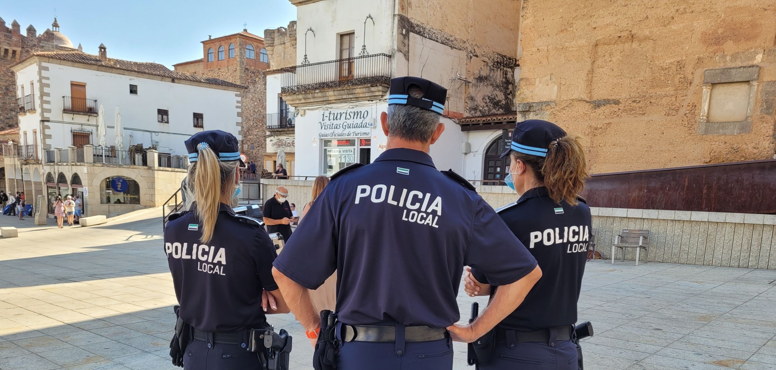 la-policia-local-de-caceres-asiste-a-un-conductor-que sufrio-una-parada-cardiaca