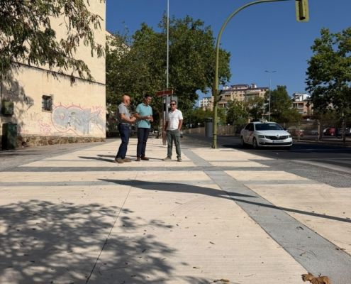 el-ayuntamiento-de-caceres-renueva-el-pavimento-de-la-avenida-de-cervantes-para-mejorar-la-accesibilidad-y-el-transito-peatonal