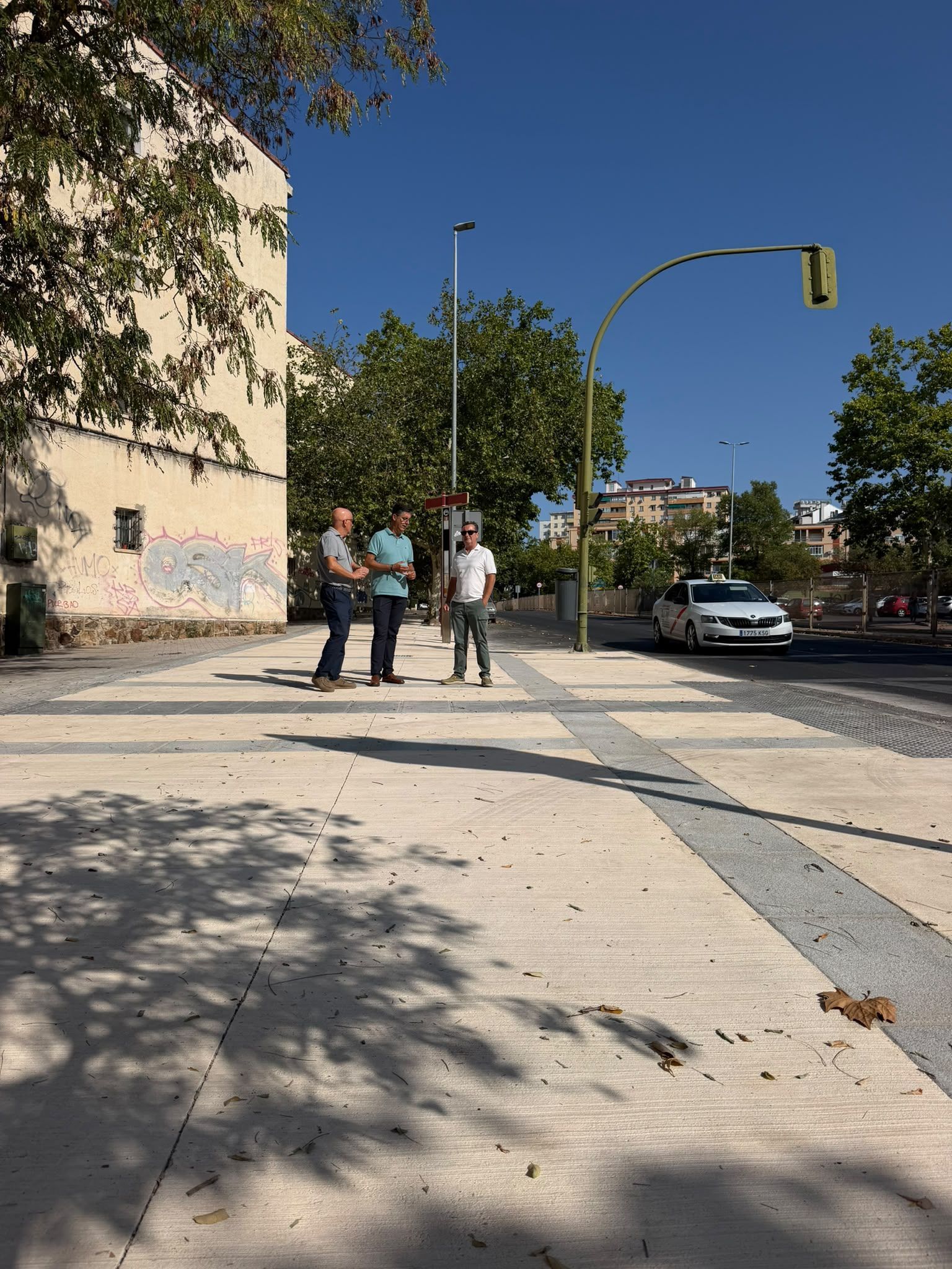 el-ayuntamiento-de-caceres-renueva-el-pavimento-de-la-avenida-de-cervantes-para-mejorar-la-accesibilidad-y-el-transito-peatonal