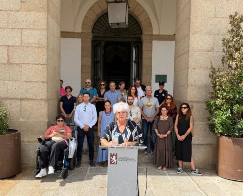 el-ayuntamiento-de-caceres-muestra-su-repulsa-por-los-asesinatos-de-mujeres-victimas-de-la-violencia-machista-con-un-minuto-de-silencio
