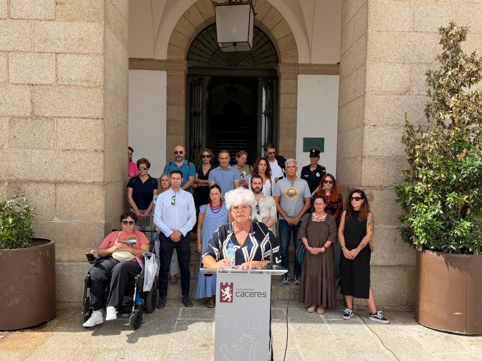 el-ayuntamiento-de-caceres-muestra-su-repulsa-por-los-asesinatos-de-mujeres-victimas-de-la-violencia-machista-con-un-minuto-de-silencio