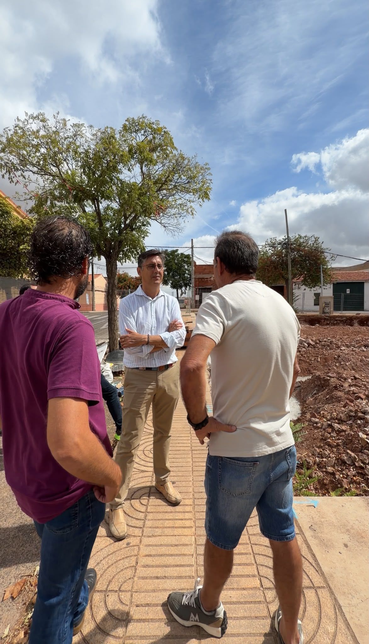 el-ayuntamiento-de-caceres-intensifica-los-trabajos-de-desbroce-y-mantenimiento-en-aldea-moret-e-inspecciona-el-avance-del-nuevo-centro-civico-santa-lucia