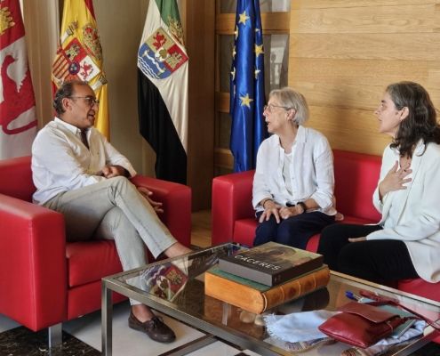 rafa-mateos-agradece-a-las-carmelitas-sus-135-anos-de-compromiso-con-caceres-y-destaca-la-continuidad-de-su-legado-en-el-colegio-santa-cecilia-de-la-ciudad