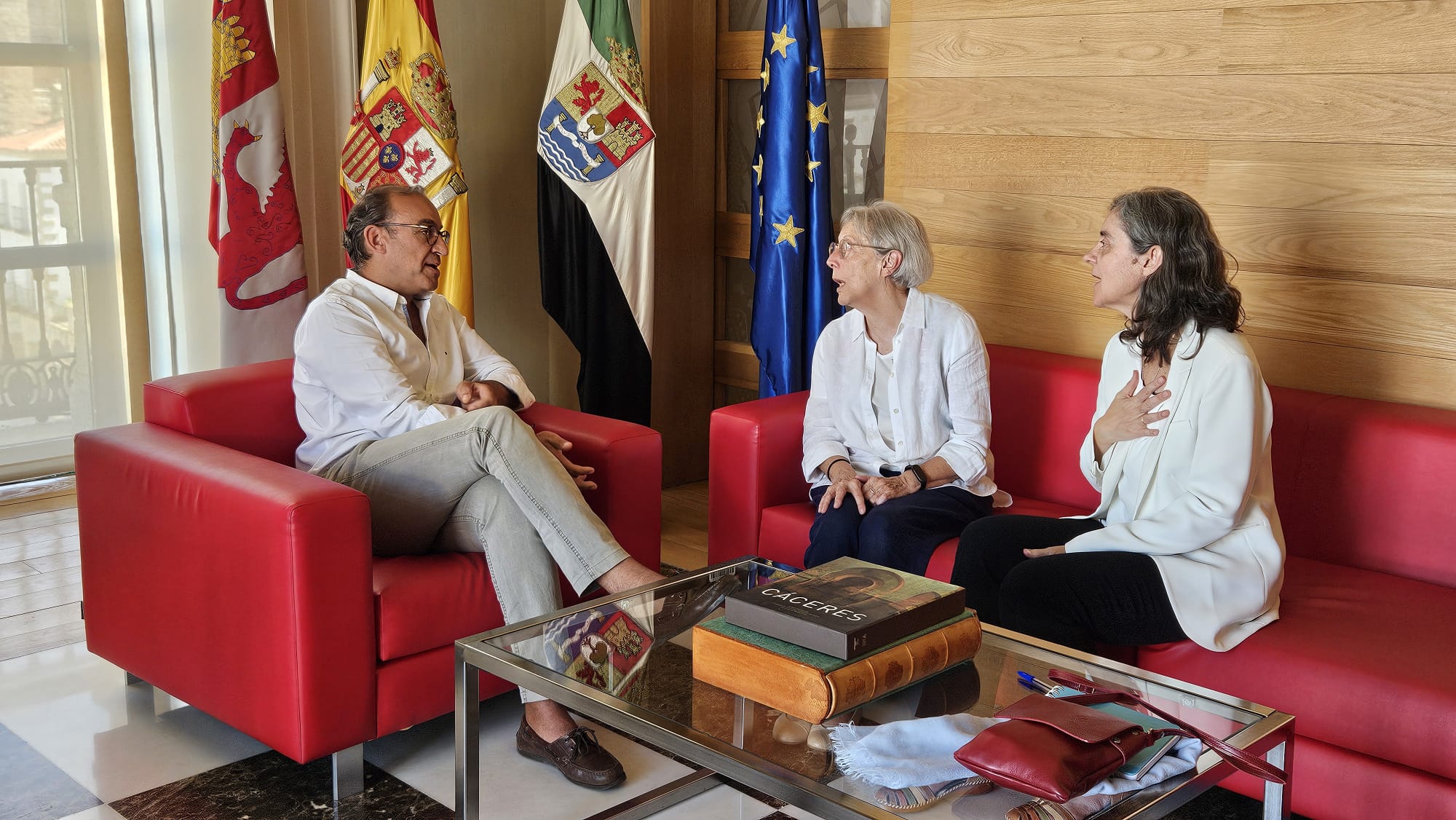 rafa-mateos-agradece-a-las-carmelitas-sus-135-anos-de-compromiso-con-caceres-y-destaca-la-continuidad-de-su-legado-en-el-colegio-santa-cecilia-de-la-ciudad