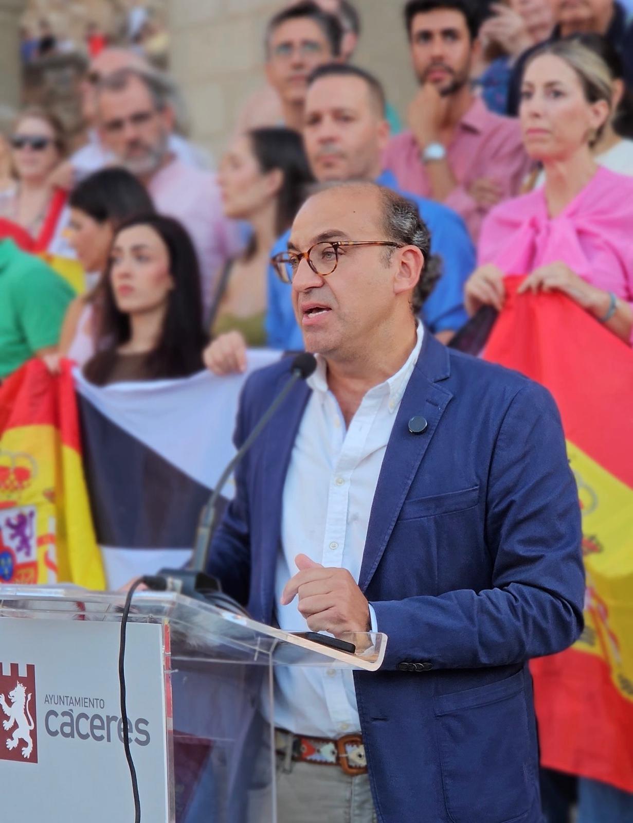 rafa-mateos-agradece-a-los-miles-de-cacerenos-que-apoyaron-a-ceuta-en-la-plaza-mayor-de-caceres