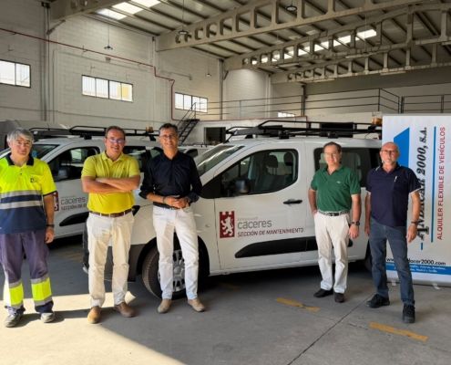 el-ayuntamiento-de-caceres-mejora-los-medios-de-la-brigada-de-obras-con-dos-nuevos-vehiculos-electricos
