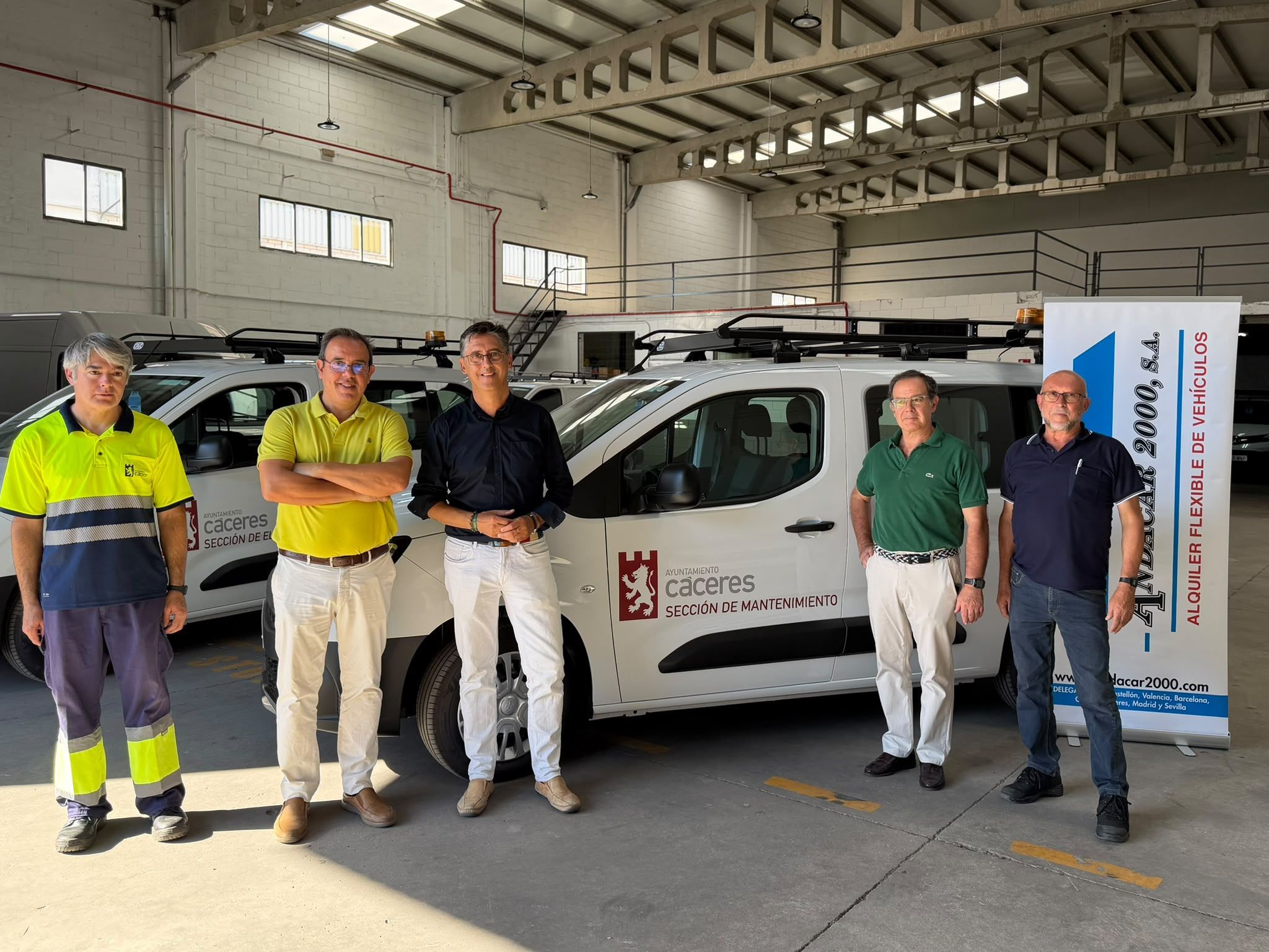 el-ayuntamiento-de-caceres-mejora-los-medios-de-la-brigada-de-obras-con-dos-nuevos-vehiculos-electricos