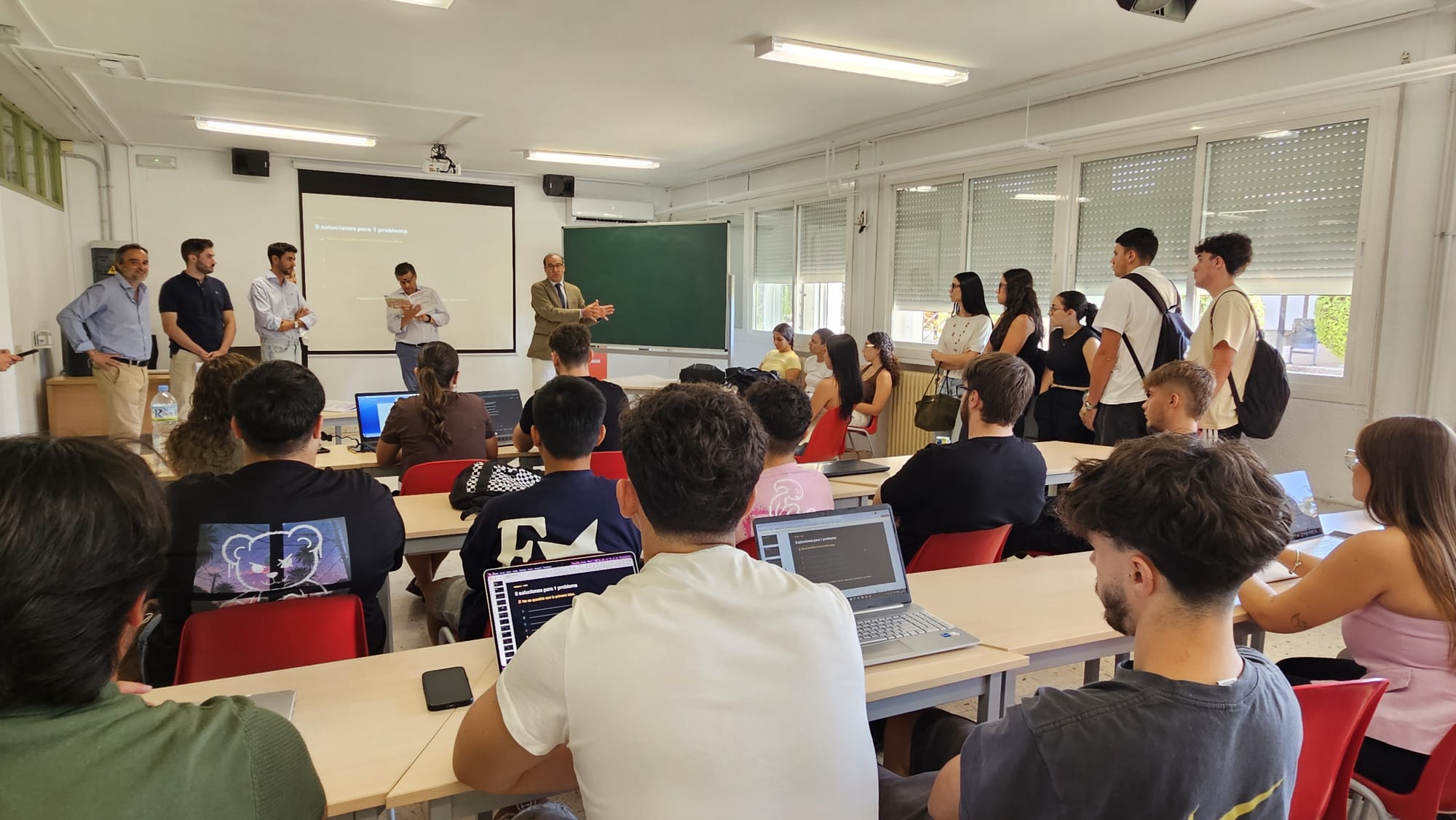 el-alcalde-da-la-bienvenida-a-los-nuevos-estudiantes-universitarios-y-destaca-las-oportunidades-de-caceres-para-estudiar,-disfrutar-y-emprender