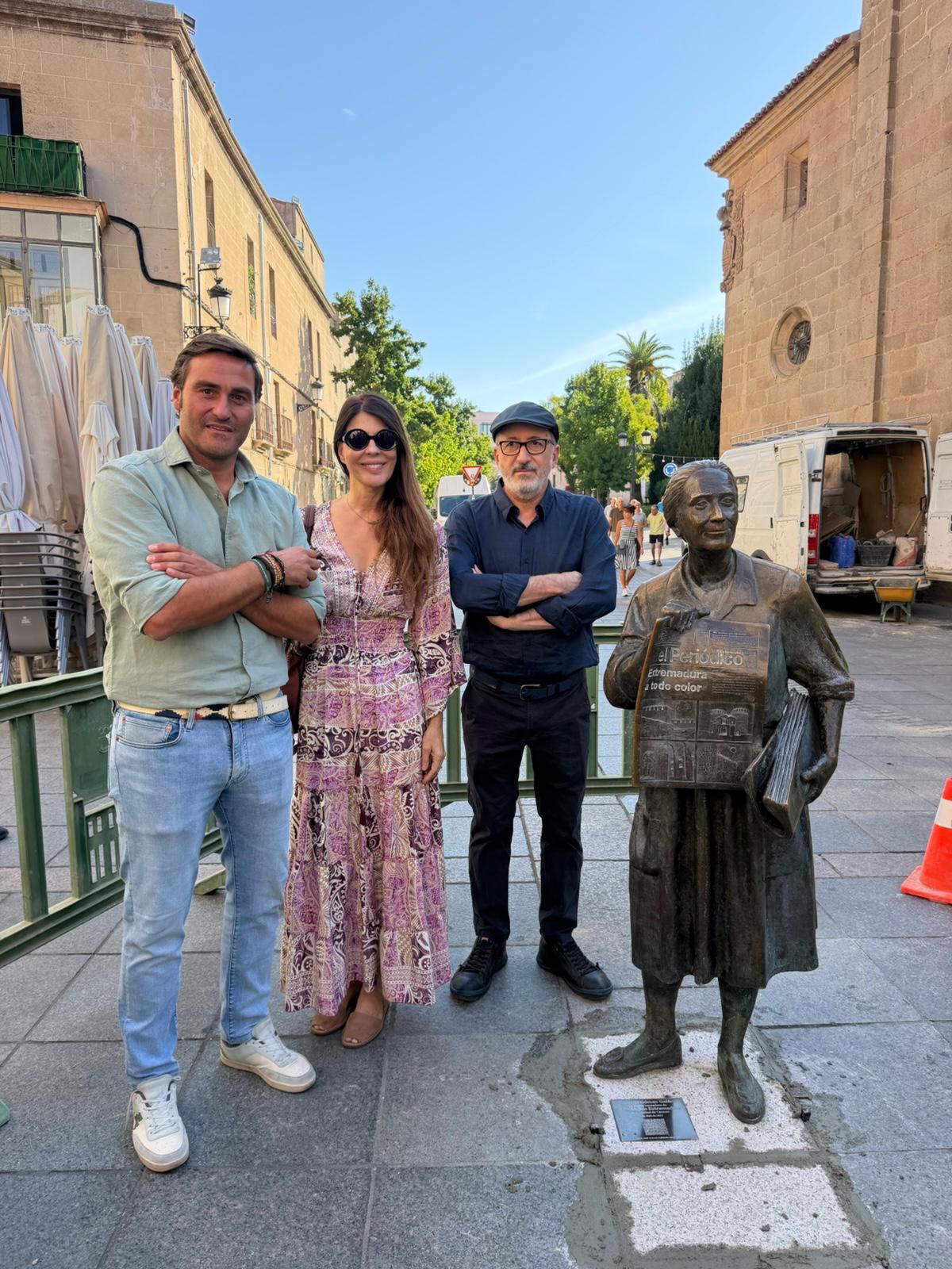 la-escultura-de-leoncia-regresa-a-la-plaza-de-san-juan-tras-ser-restaurada