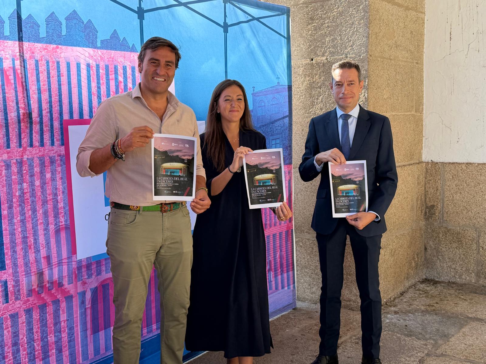 la-plaza-mayor-se-convertira-este-jueves-24-en-el-patio-de-butacas-del-teatro-real-con-la-carroza-del-real