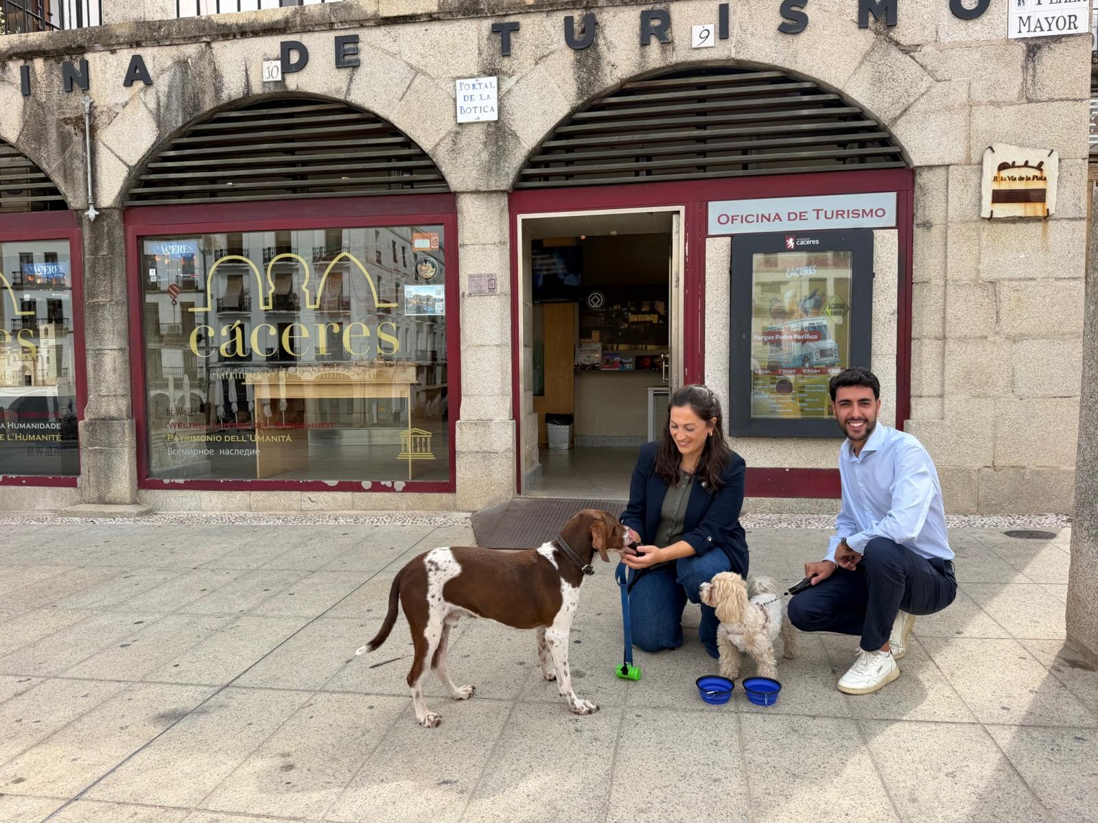el-ayuntamiento-de-caceres-reparte-en-la-oficina-de-turismo-bebederos-y-comederos-portatiles-para-las-mascotas